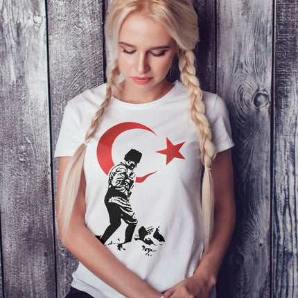 Atatürk ve Bayrak Temalı Kadın Tişört - basmatik.com