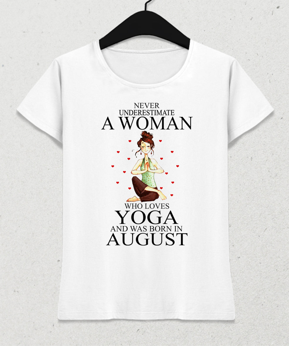 A woman who loves yoga tişört